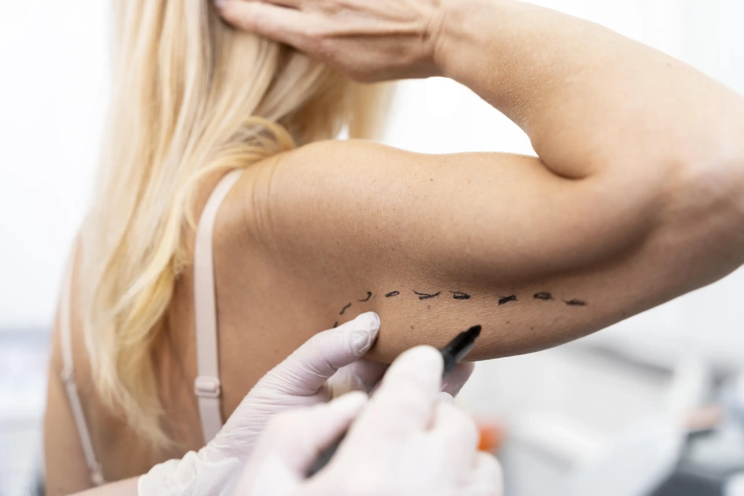 close-up-hand-drawing-patient (1)